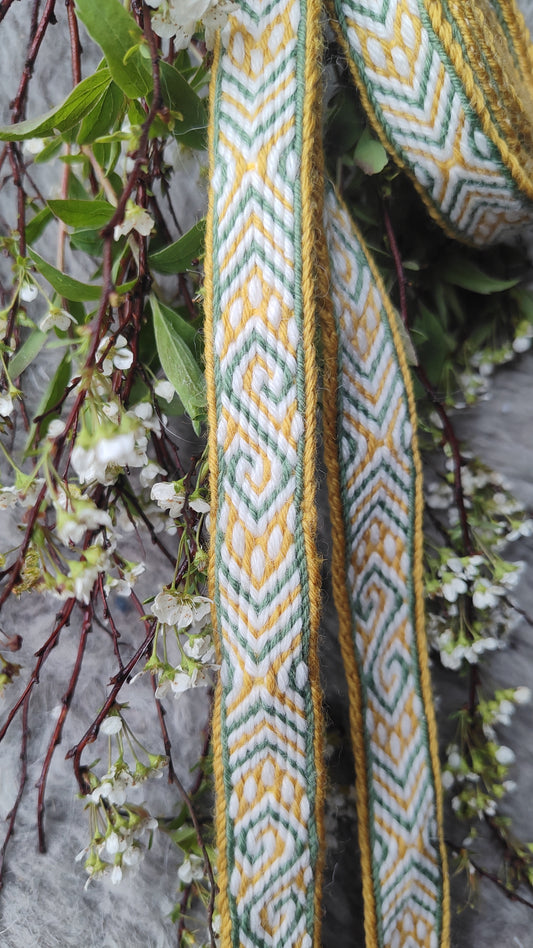 Belt with diamonds and double spirals