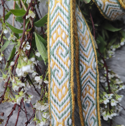 Belt with diamonds and double spirals