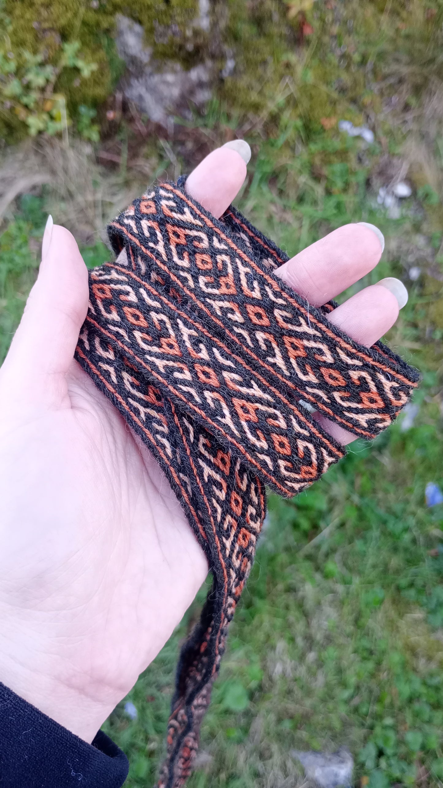 Tablet woven belt with romantic autumn pattern