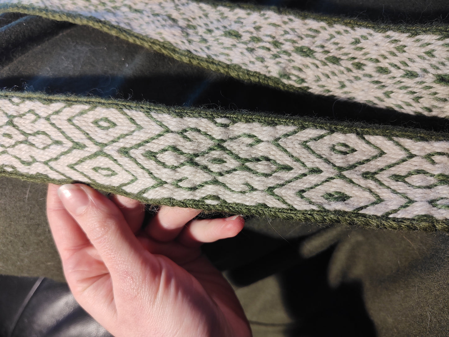 Long band with diamond pattern in white and moss green