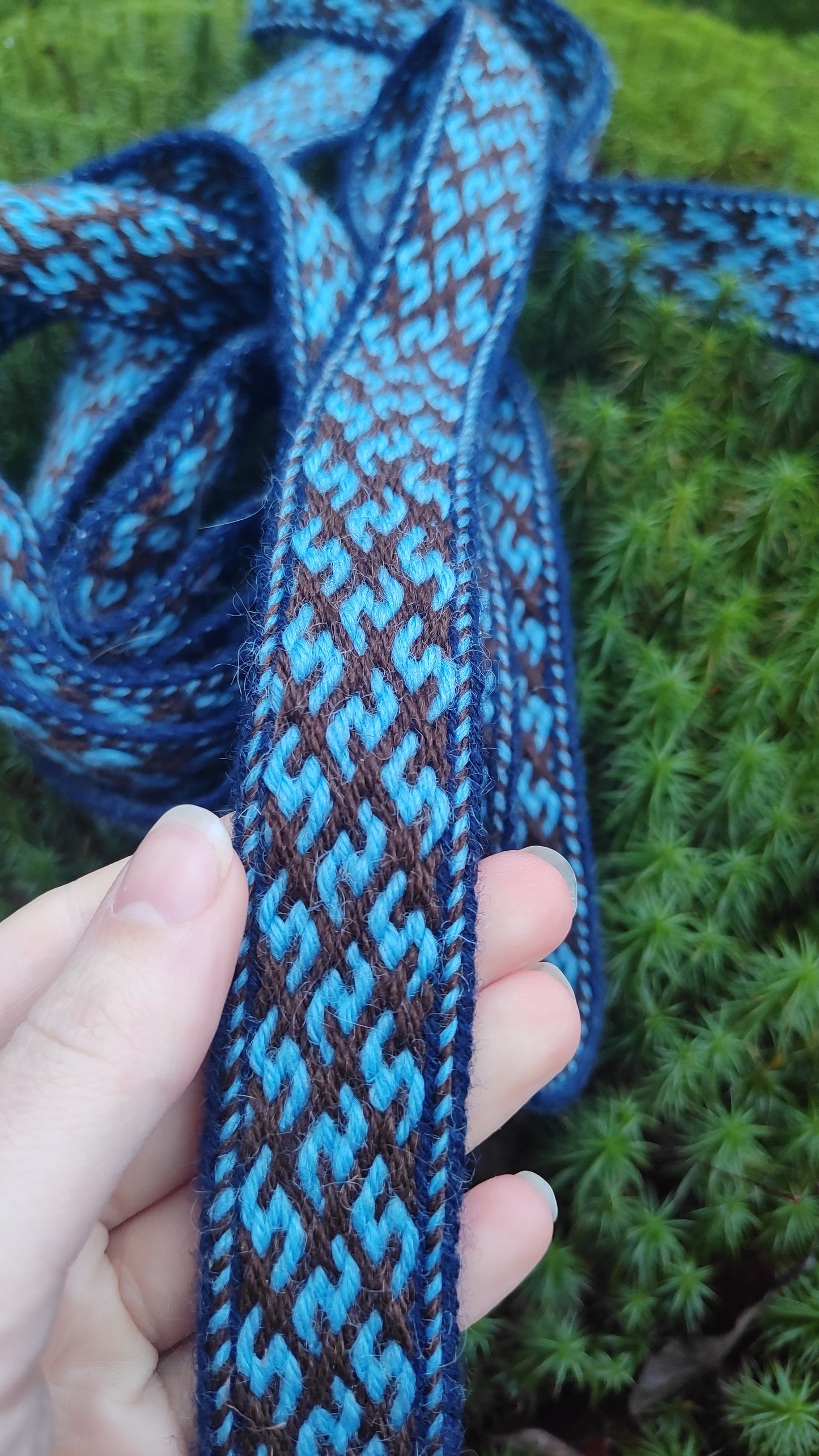 Belt in bright blue and brown