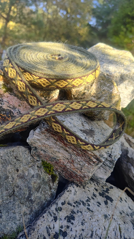 4,8m Hallstatt III ribbon, celtic pattern in plant dyed wool