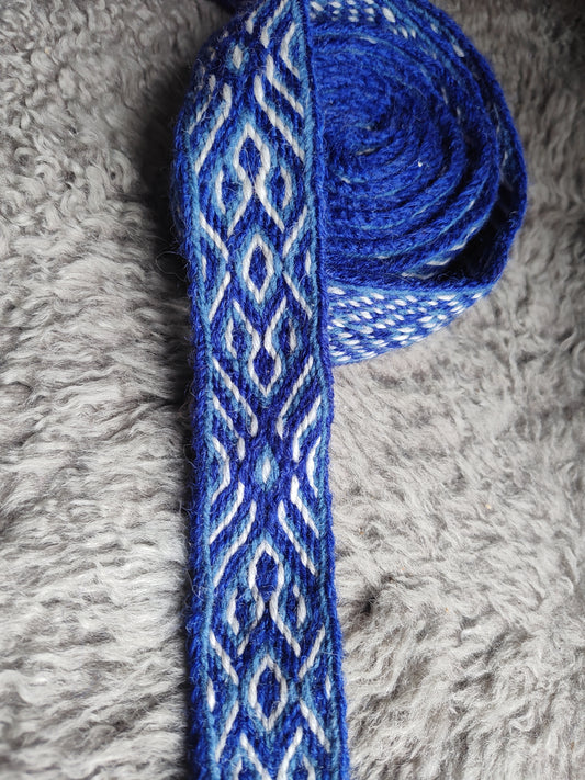 Robust folk style belt with diagonals