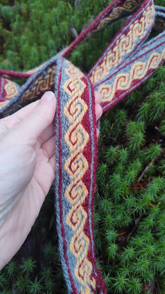 Tablet woven belt with kivrim pattern in 3 colours