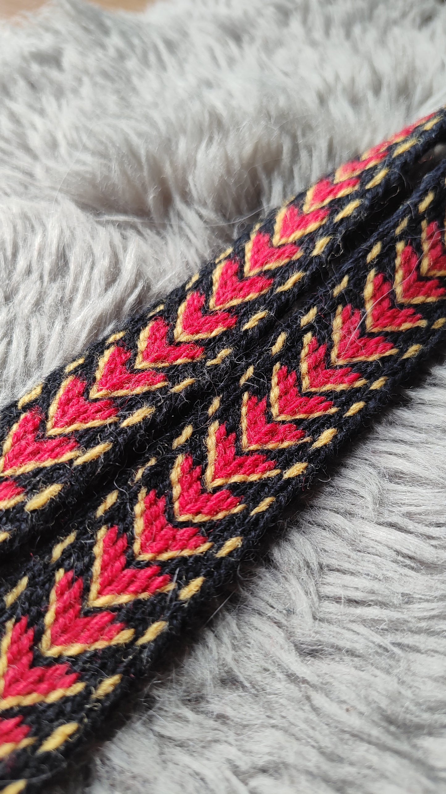 Belt with red arrow pattern