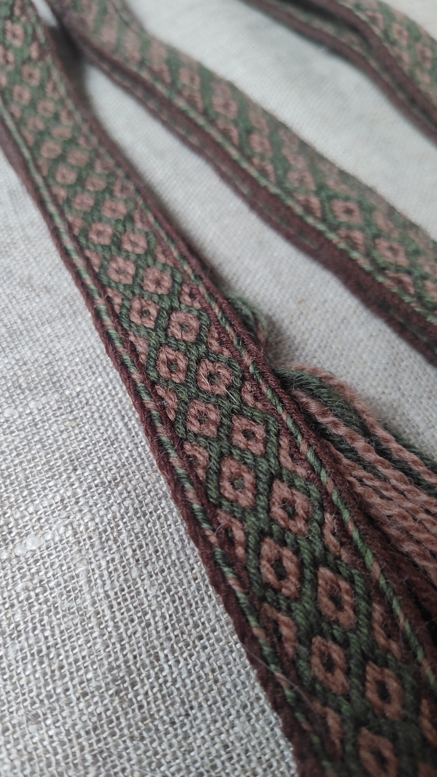 Belt with diamond pattern (dimmed colours)