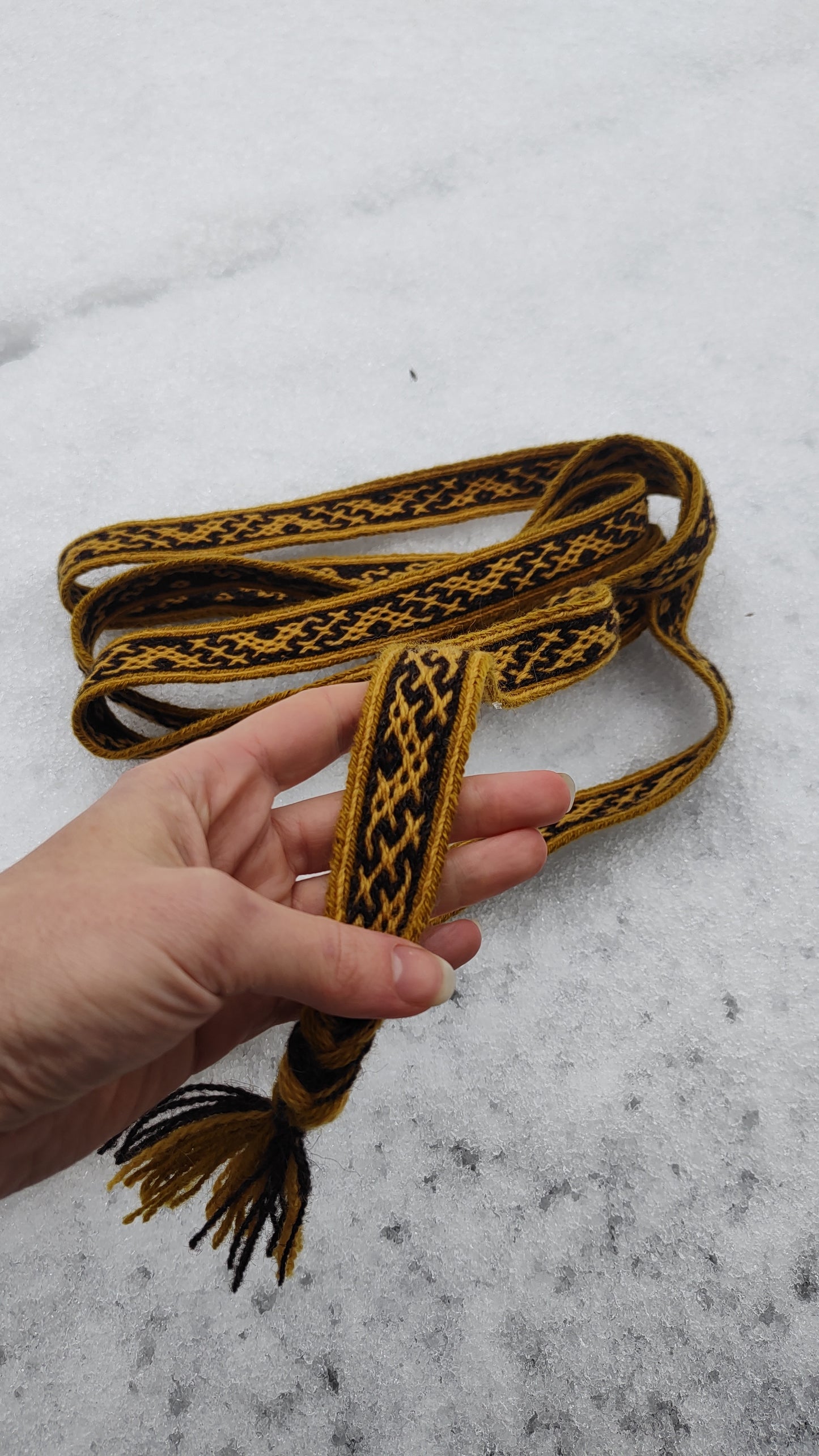 Belt with crooked line and diamond pattern