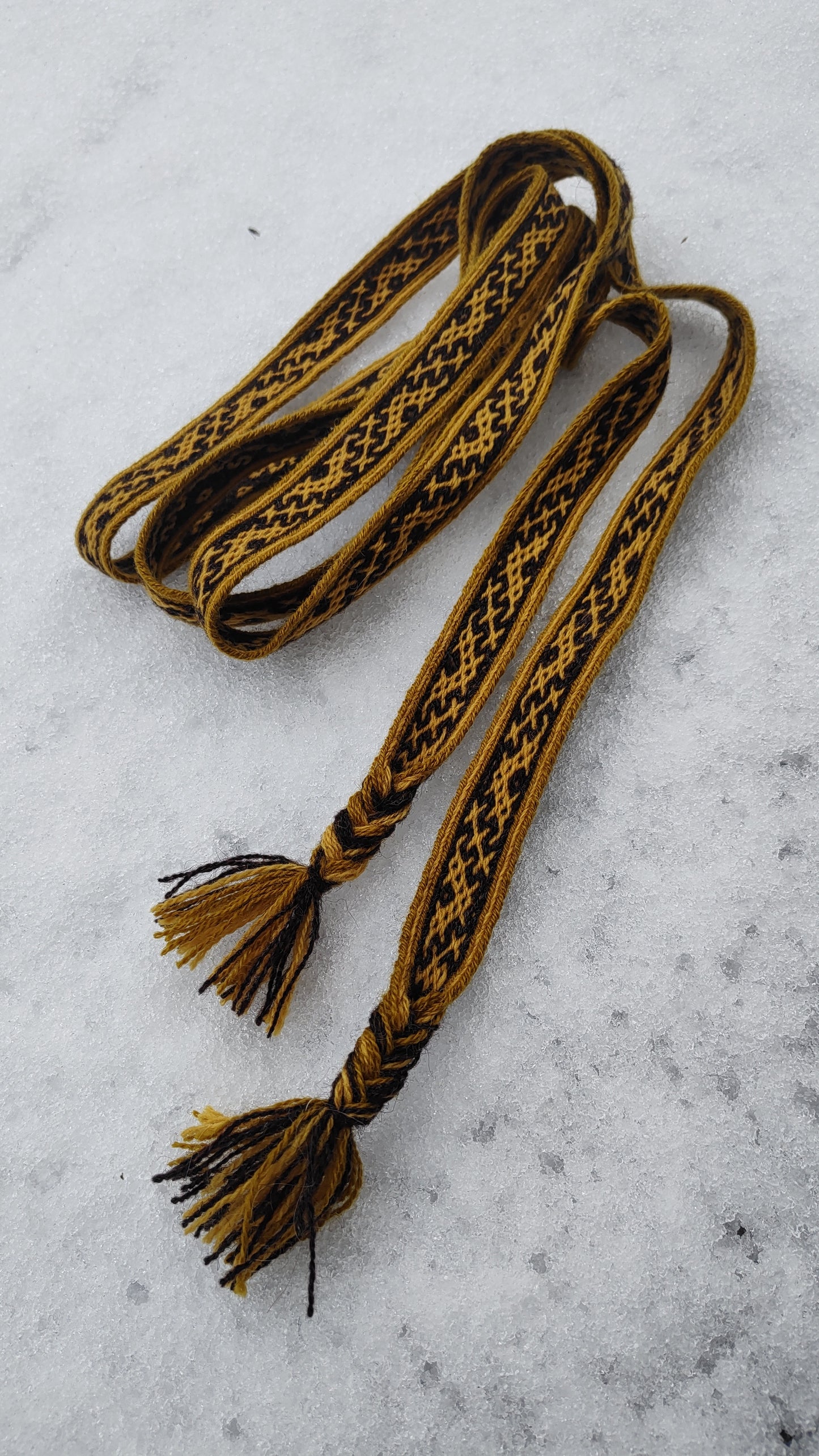 Belt with crooked line and diamond pattern