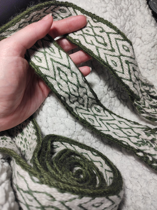 Long band with diamond pattern in white and moss green