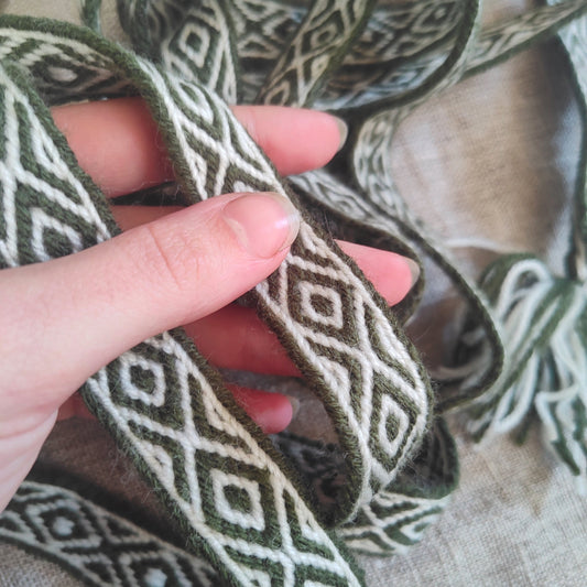 Long band with diamond pattern in white and moss green