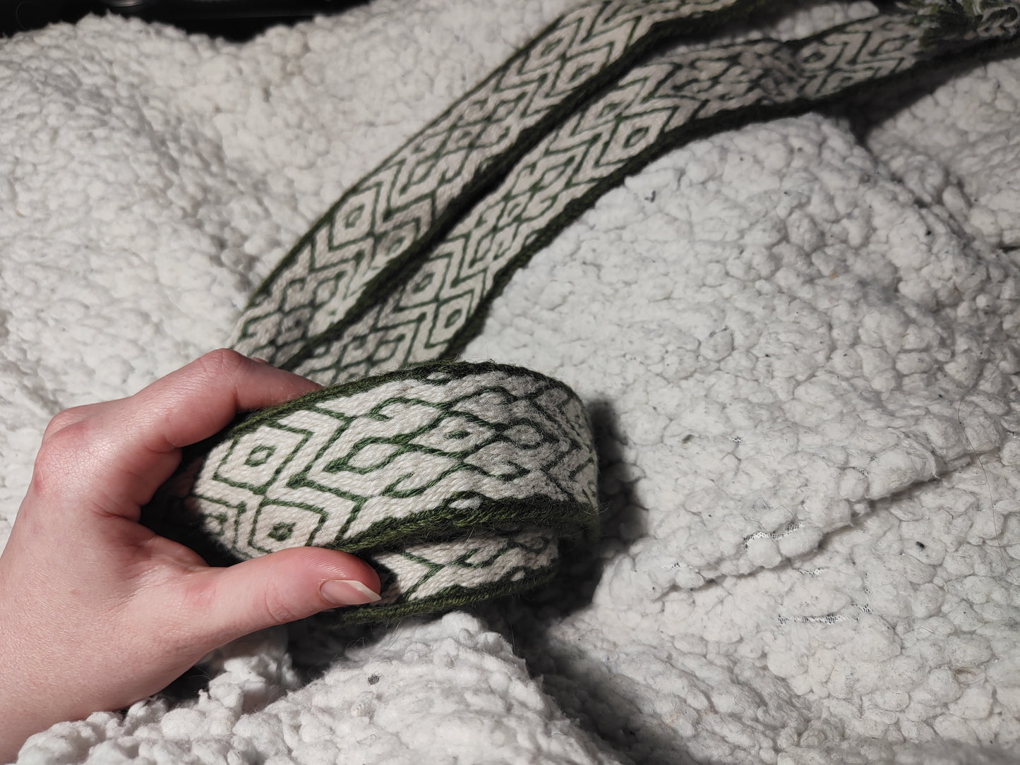 Long band with diamond pattern in white and moss green