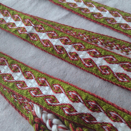 Tablet woven belt with kivrim pattern in 3 colours