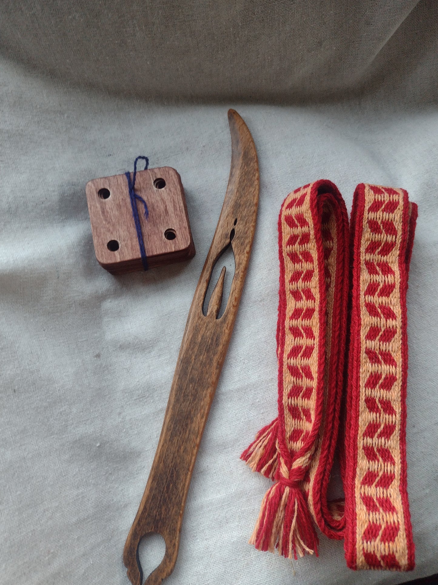 Fine belt with lozenge pattern in red