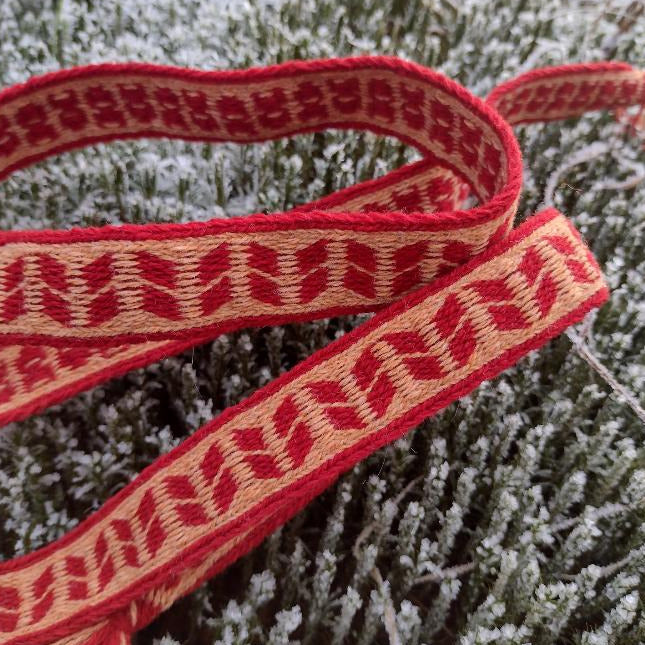 Fine belt with lozenge pattern in red