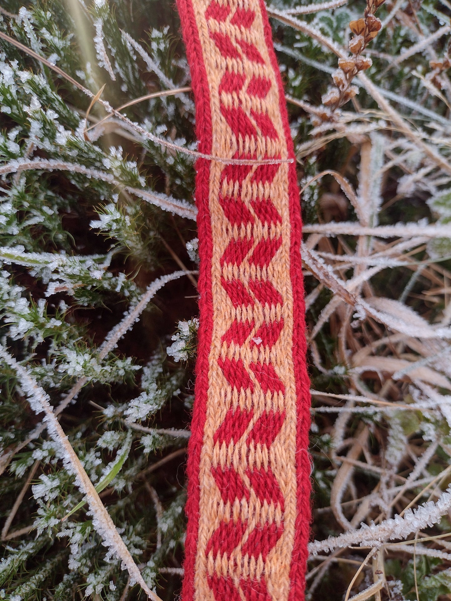 Fine belt with lozenge pattern in red