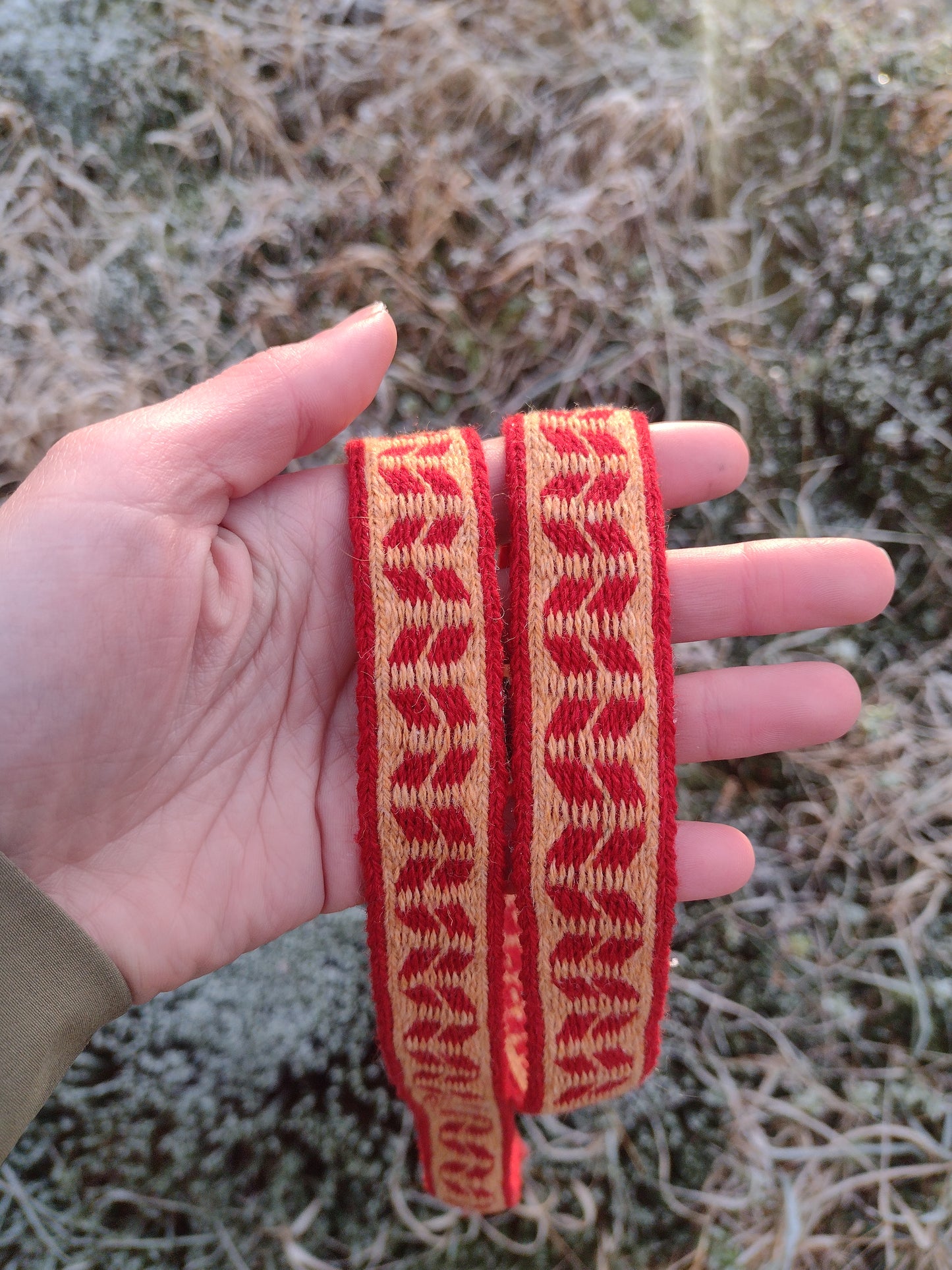 Fine belt with lozenge pattern in red