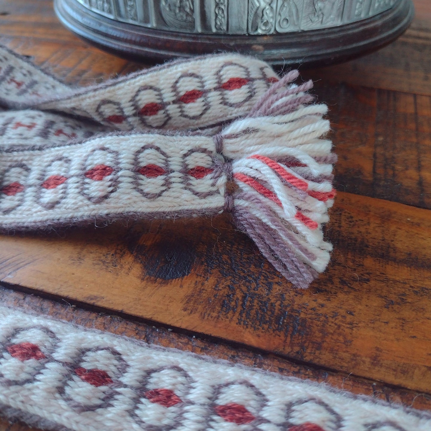 Beige and brown belt with round shapes