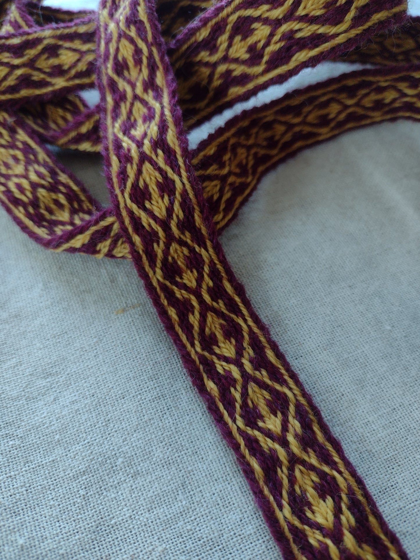Band with striking pattern in vibrant purple