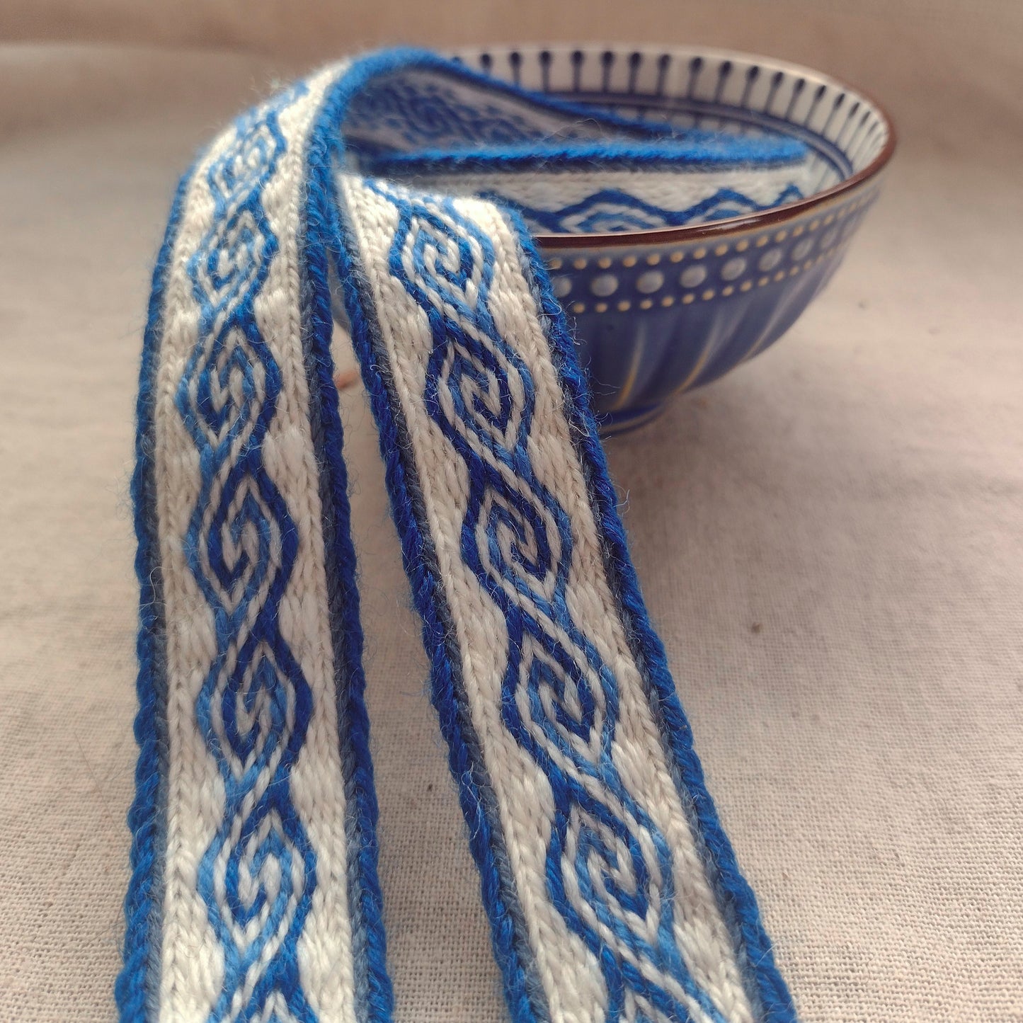 Tablet woven belt with kivrim pattern in blue